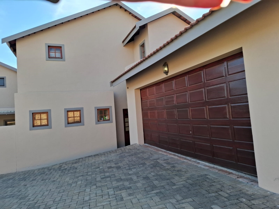 To Let 3 Bedroom Property for Rent in Hillside Free State